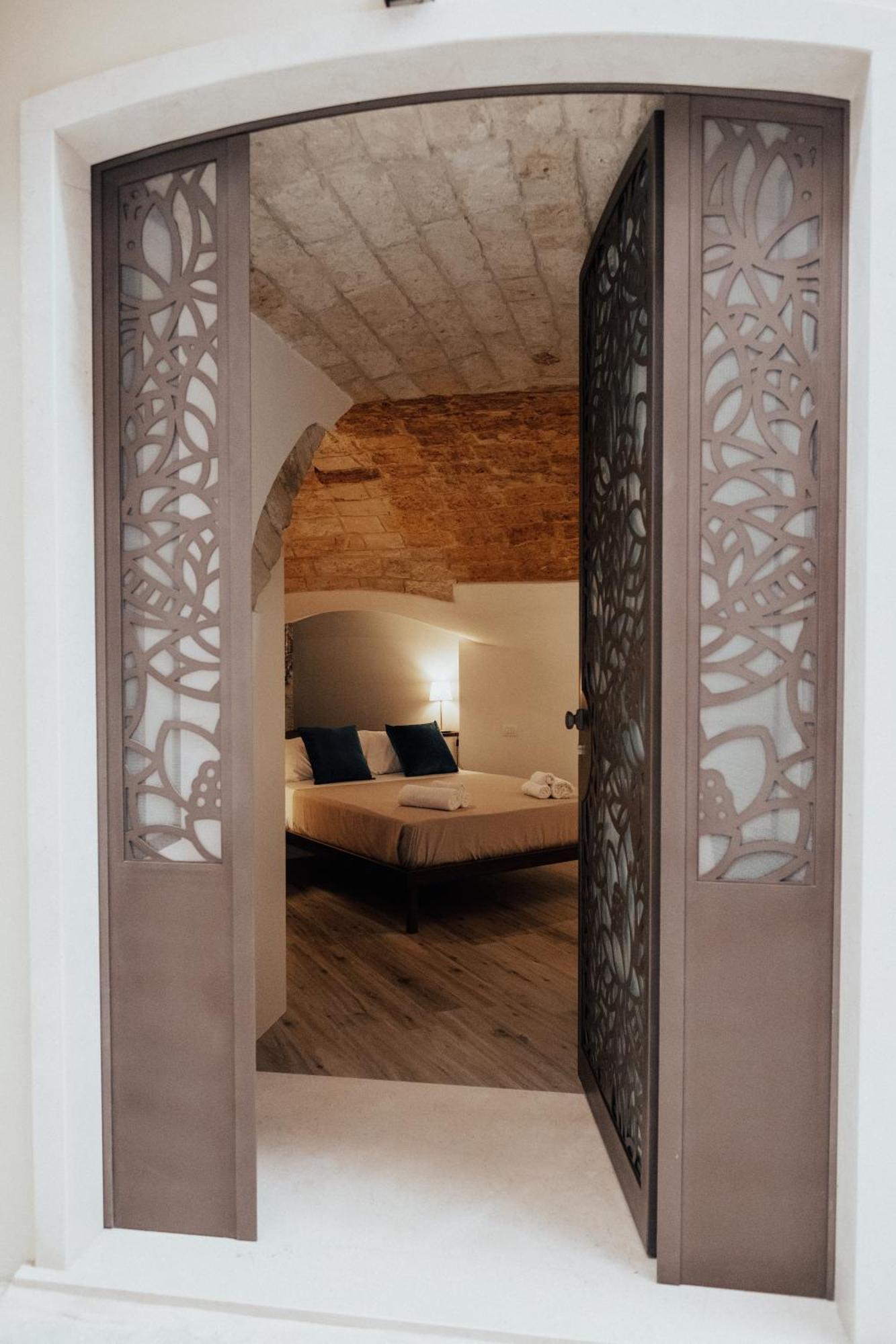 Timeless Apulian Luxury Suite Bari Bagian luar foto