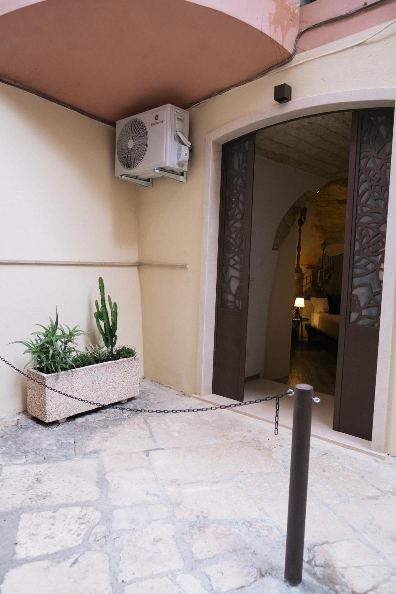 Timeless Apulian Luxury Suite Bari Bagian luar foto
