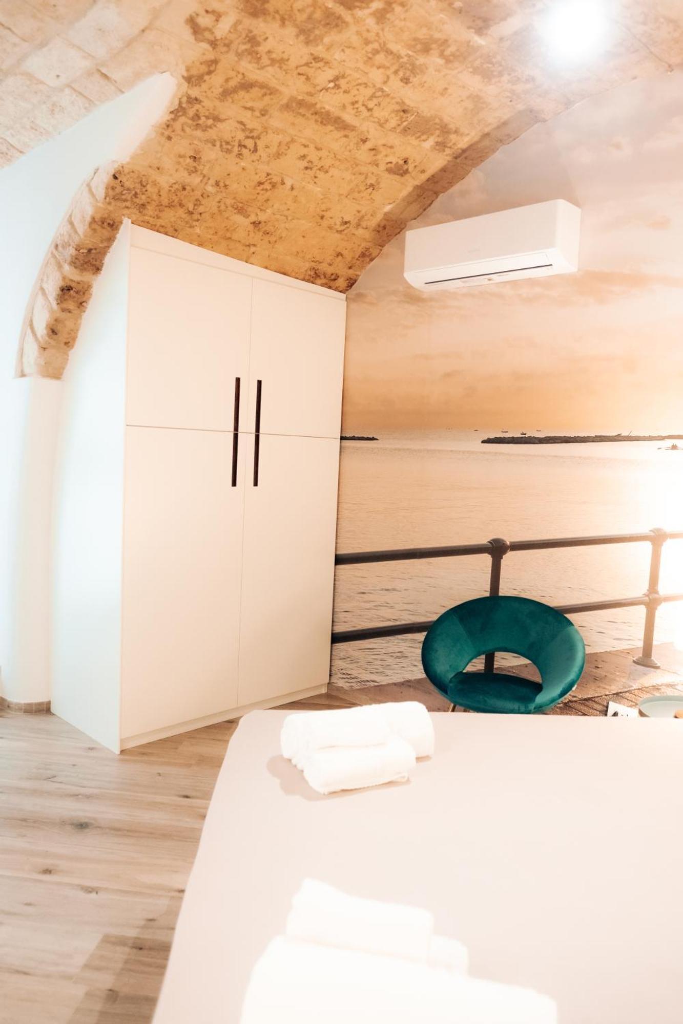 Timeless Apulian Luxury Suite Bari Bagian luar foto