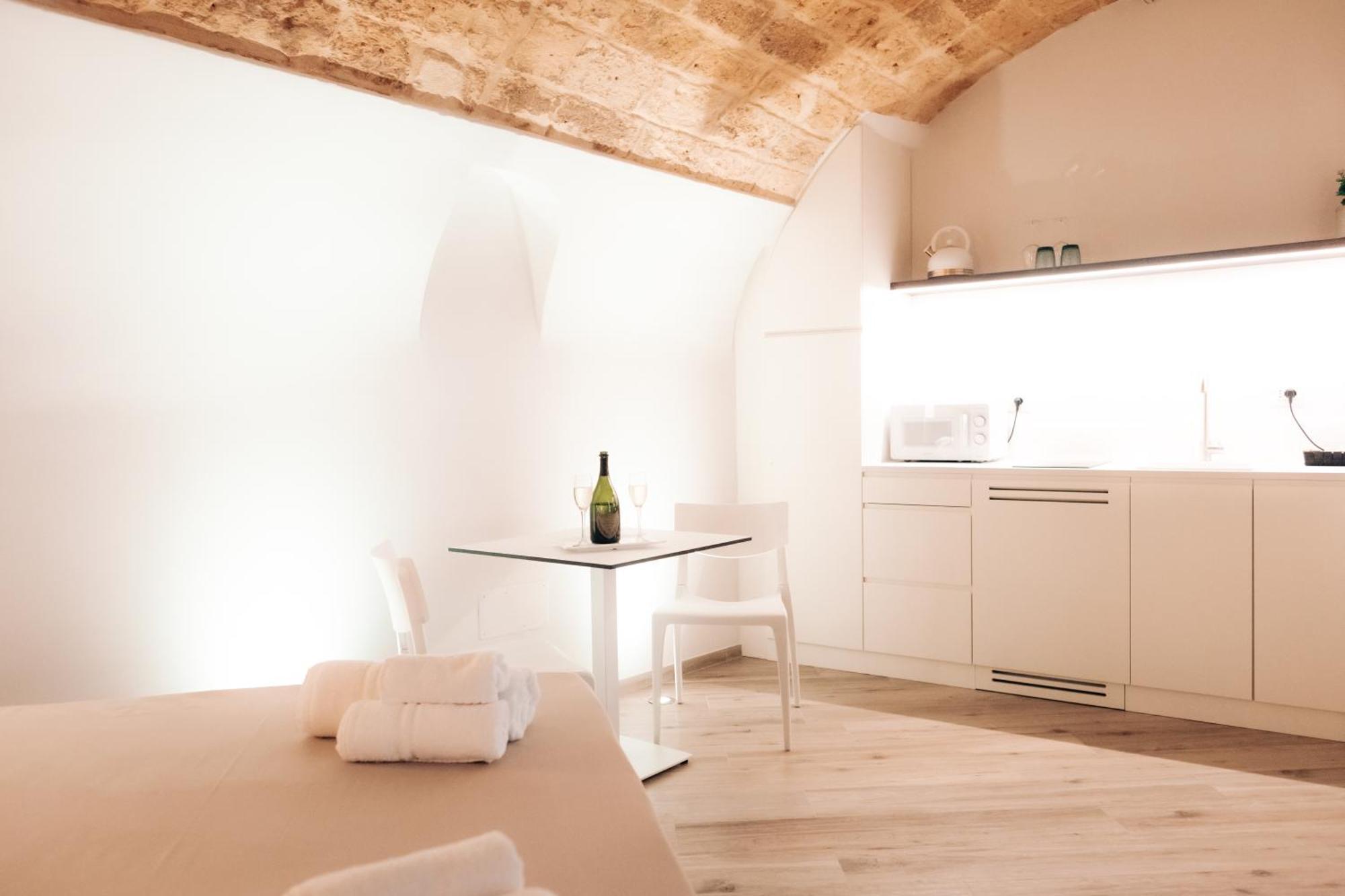 Timeless Apulian Luxury Suite Bari Bagian luar foto