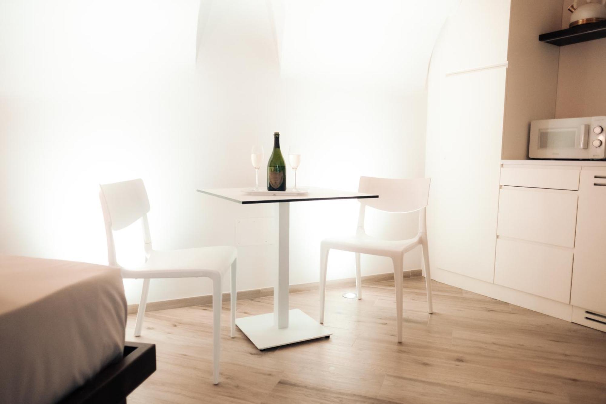 Timeless Apulian Luxury Suite Bari Bagian luar foto